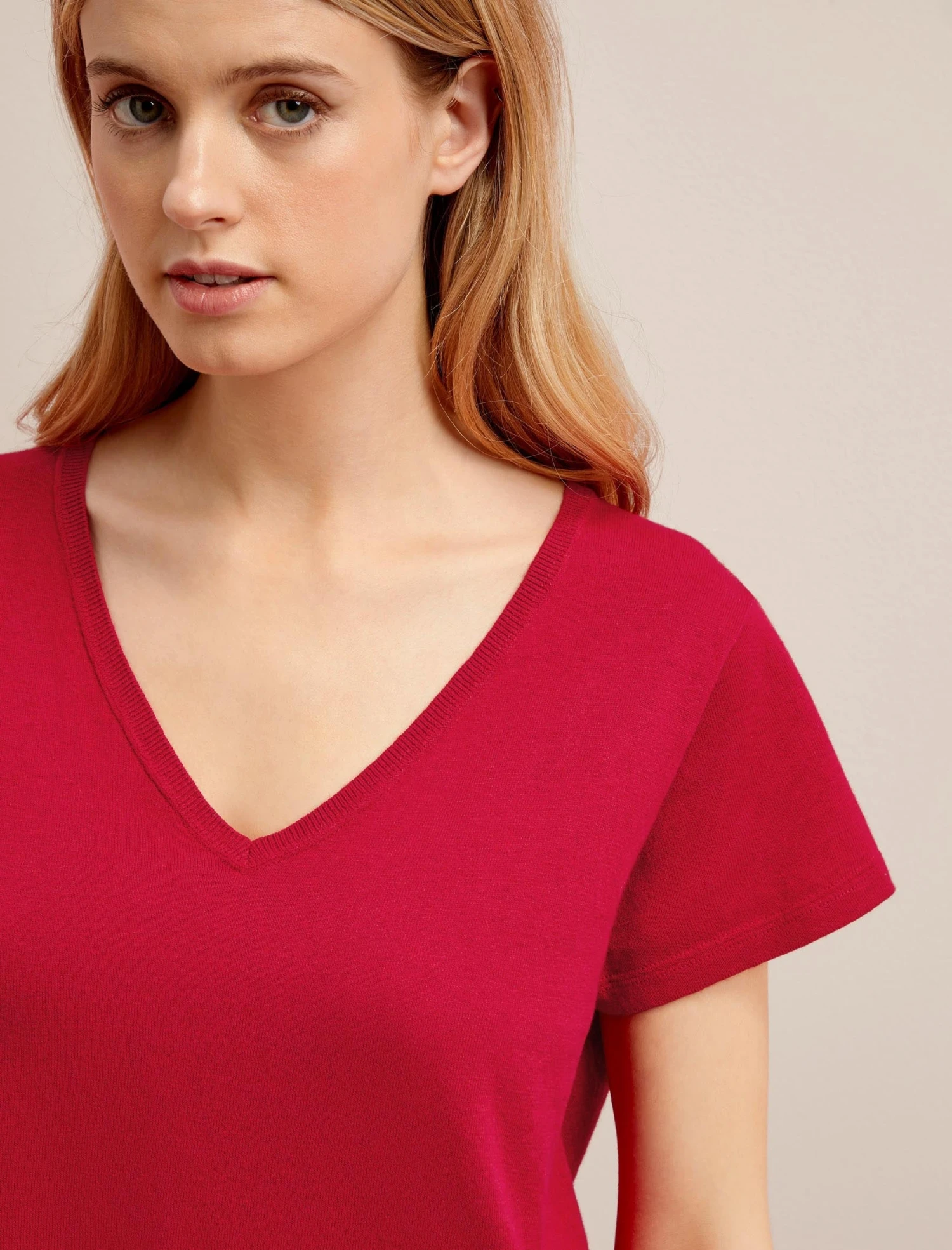 Madison Linen Blend V Neck Knit T-Shirt - Red 4 Madison Linen Blend V Neck Knit T-Shirt - Red - Image 2